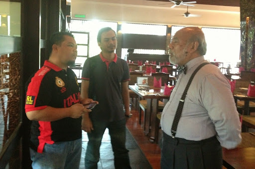 berbual dengan Chef Jo sambil tangan mengarang doa dalam bahasa melayu.jpg