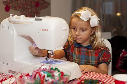 One of our guests uses a Singer sewing machine to make her felt bag.