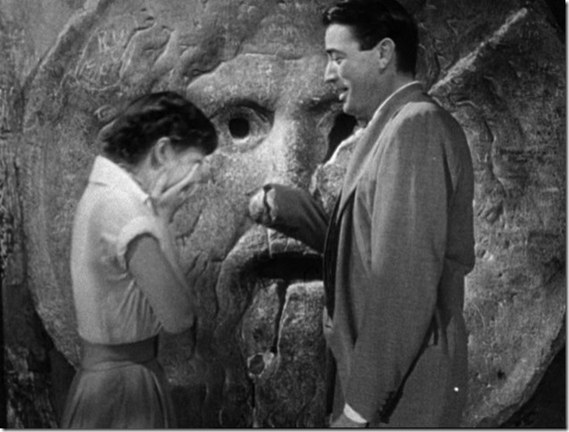 Audrey_Hepburn_and_Gregory_Peck_at_the_Mouth_of_Truth_Roman_Holiday_trailer