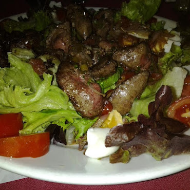 Salade de Foie de volaille, salade verte, échalottes, foies de volaille, vinaigre de framboise, tomates ...