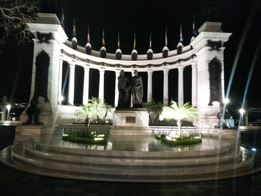 Monumento a Simón Bolívar y San Martín 