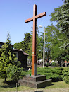 Krzyż postawiony na pamiątkę budowy kościoła. 