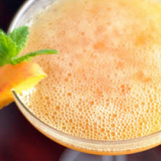 Peach Margaritas With Peach Wedges