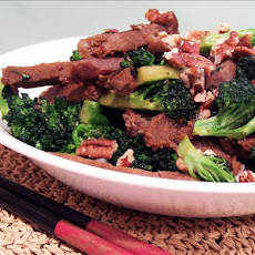 Stir-Fried Beef, Broccoli and Pecans in Garlic Sauce