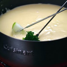 Cheesy Cheddar and Apple Cider Fondue
