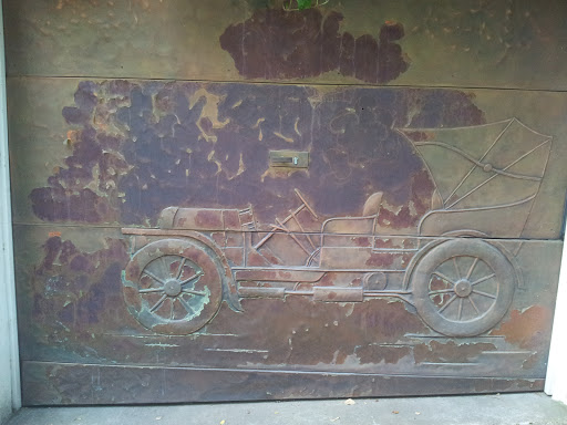 Altes Auto auf Garage