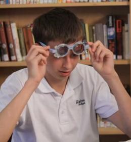 Niño disléxico con gafas