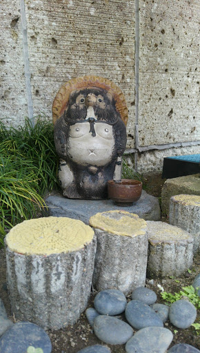 タヌキの石像