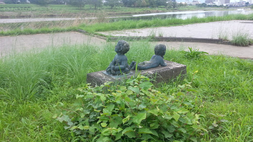 鏡川　双子の像
