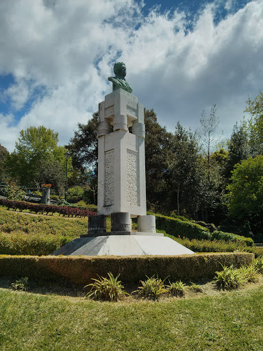 Zeferino De Oliveira Statue