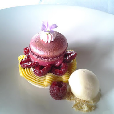 Fleur de Framboises, gros macaron, passion curd, rondelles de banane, framboises bio, glace rhum-vanille de Tahiti
