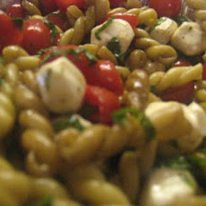 Super Simple Caprese Pasta Salad