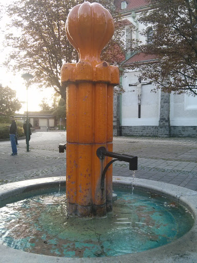 Orangener Brunnen 