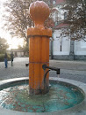 Orangener Brunnen 