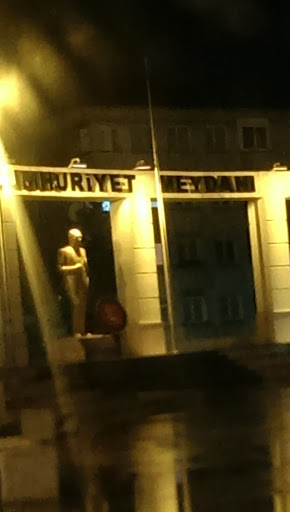 Cumhuriyet Meydanı Atatürk Heykeli