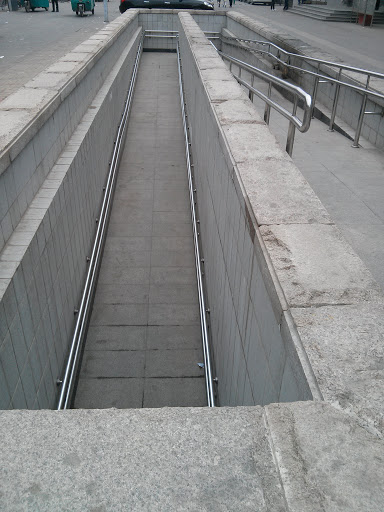 临河里地铁地下通道portal 并不是都得高高耸立
