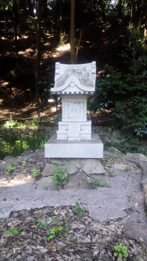 芹沢公園内 石の祠