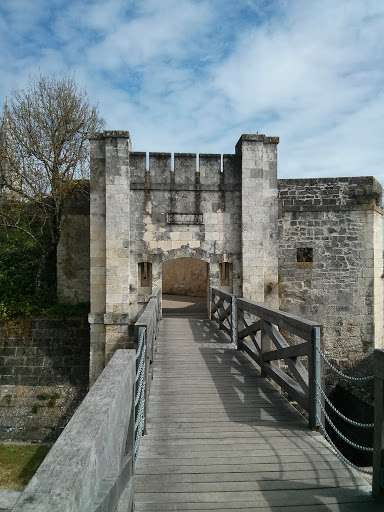 Porte Des Deux Moulins