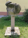 Abstraktní socha před ZUŠ