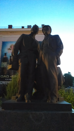 памятник В. Ленина и М. Горького