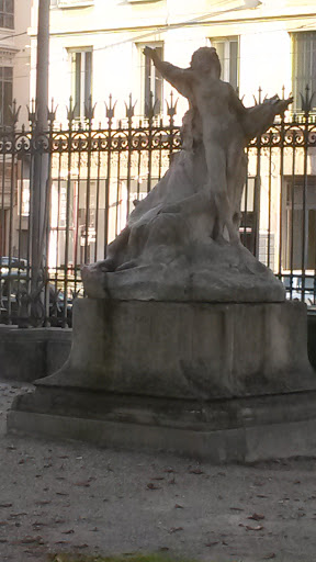 Statue De La Préfecture