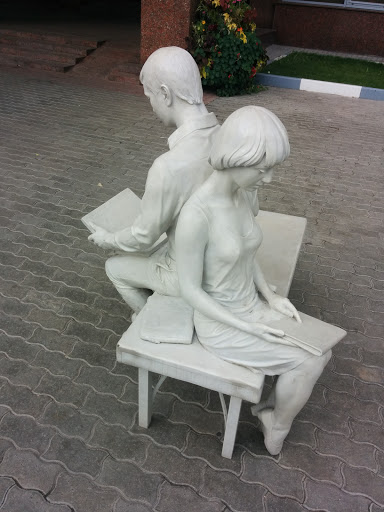 Памятник Студенты На Скамейке