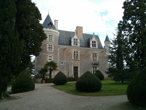 Chateau De Villeveque