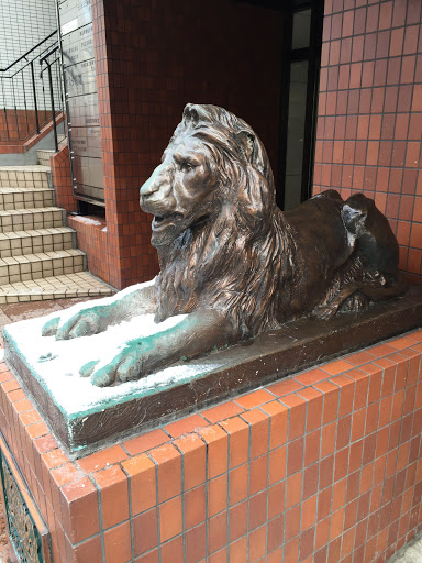 ライオン像（本町ビル）