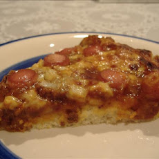 Chili dog pizza
