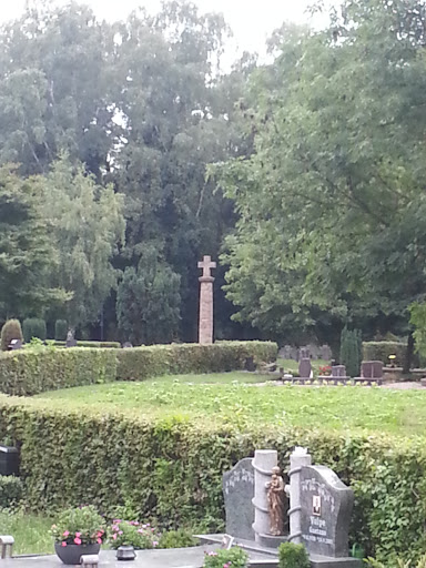 Ehrenkreuz am Friedhof 