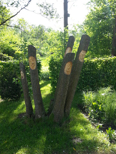Holzkunst im Kloster Garten