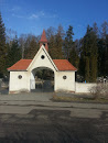 Gate to Sosnova Cementery