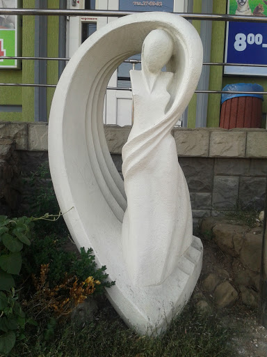 Статуя поряд з аптекою