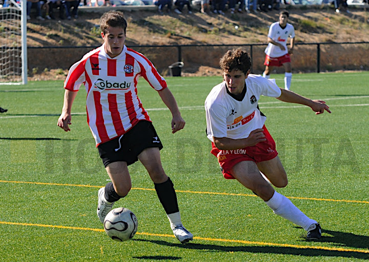 El futbolista del Zamora CF se lleva el balón