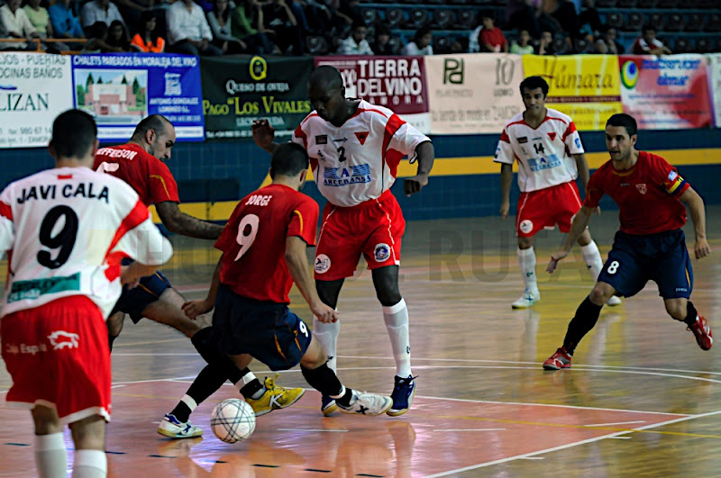 Claudinho, junto a una maraña de jugadores