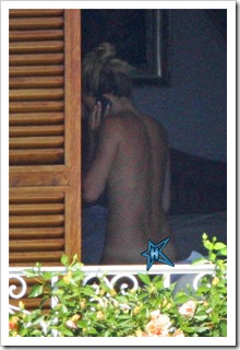 Sienna Miller topless en italia con Getty 1