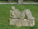 Frauen Statue