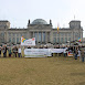 Reichstag mit Demogruppe.jpg