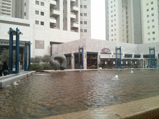 Nachalat Itzhak Fountain