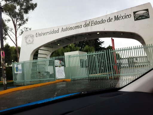 Entrada Facultad Los Uribe