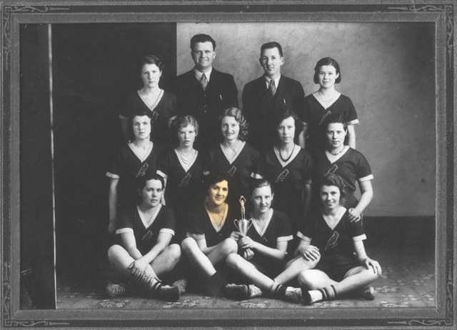 [Charlsie Basketball Team 1933 (2)[4].jpg]
