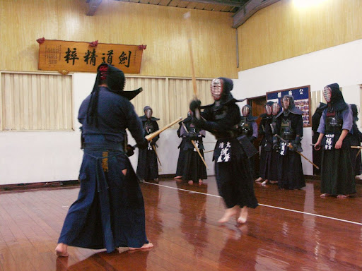阿鳳為右側持劍者