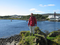 Peter utanf�r Lagavulin