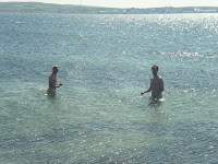 Janne och Jonas badar
