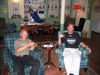Janne och Peter provsmakar whisky i de fina salongerna hos Lagavulin