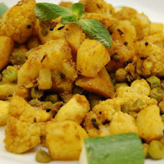 Aloo Gobi ~ A dry Indian curry of Cauliflower, Potato & Peas