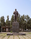 Памятник Ленину у проходной завода Амзол
