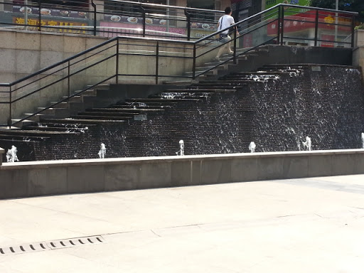 台阶旁的喷泉