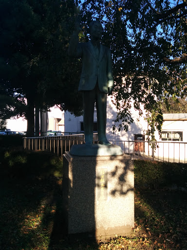福田赳夫元首相の像
