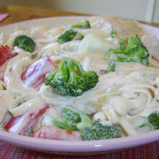 Alfredo Fettuccine With Chicken and Broccoli